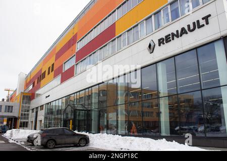 Moskau, Russland. 18. Februar 2023. Das Renault-Logo ist im Händlerzentrum des Unternehmens in Moskau zu sehen. Renault übertrug im Mai 2022 sein russisches Vermögen auf den Staat und die Regierung von Moskau. (Foto: Vlad Karkov/SOPA Images/Sipa USA) Guthaben: SIPA USA/Alamy Live News Stockfoto