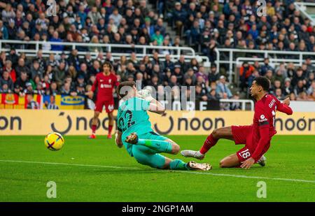 Newcastle, Großbritannien. 18. Februar 2023; St James' Park, Newcastle, England: Premier League Football, Newcastle United gegen Liverpool; Cody Gakpo von Liverpool schießt und erzielt in der 17.-minütigen Ausgabe 2-0 Punkte. Guthaben: Action Plus Sports Images/Alamy Live News Stockfoto