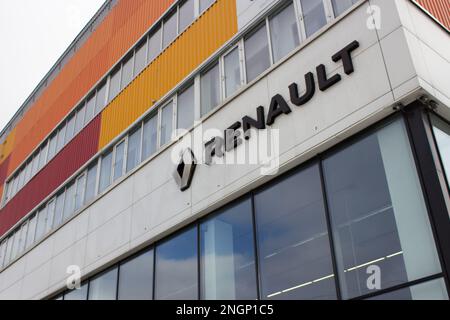 Moskau, Russland. 18. Februar 2023. Das Renault-Logo ist im Händlerzentrum des Unternehmens in Moskau zu sehen. Renault übertrug im Mai 2022 sein russisches Vermögen auf den Staat und die Regierung von Moskau. (Foto: Vlad Karkov/SOPA Images/Sipa USA) Guthaben: SIPA USA/Alamy Live News Stockfoto