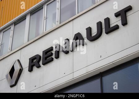 Moskau, Russland. 18. Februar 2023. Das Renault-Logo ist im Händlerzentrum des Unternehmens in Moskau zu sehen. Renault übertrug im Mai 2022 sein russisches Vermögen auf den Staat und die Regierung von Moskau. (Foto: Vlad Karkov/SOPA Images/Sipa USA) Guthaben: SIPA USA/Alamy Live News Stockfoto