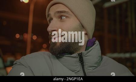 Happy Young man in hat macht einen Selfie-Videoanruf, lächelt und chattet mit Camera Stockfoto
