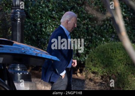 US-Präsident Joe Biden geht am 18. Februar 2023 zur Messe auf dem Campus der Georgetown University in Washington, DC, USA. Stockfoto