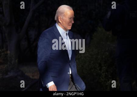 US-Präsident Joe Biden geht am 18. Februar 2023 zur Messe auf dem Campus der Georgetown University in Washington, DC, USA. Stockfoto