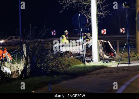 Das Bild zeigt den Unfallort am Ringlaan in Lichtervelde am Samstag, den 18. Februar 2023.drei Menschen starben bei dem Unfall BELGA FOTO KURT DESPLENTER Stockfoto