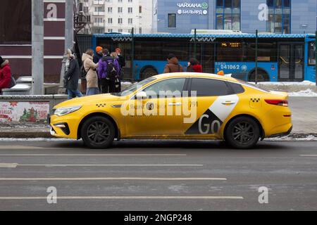 Moskau, Russland. 18. Februar 2023. Ein Auto der Marke Yandex holt einen Passagier in Moskau ab. Yandex hat sich bereit erklärt, 29 % des Gemeinschaftsunternehmens MLU B.V. mit Uber für etwa $925 Millionen US-Dollar zu kaufen. Den Medienberichten zufolge hat Uber aufgrund der geopolitischen Lage beschlossen, den Verkauf der Anteile an dem Gemeinschaftsunternehmen mit Yandex zu beschleunigen. (Foto: Vlad Karkov/SOPA Images/Sipa USA) Guthaben: SIPA USA/Alamy Live News Stockfoto