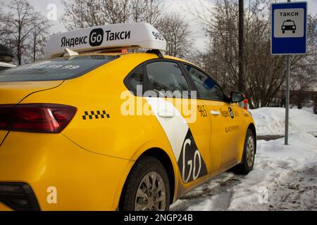 Moskau, Russland. 18. Februar 2023. Ein Yandex-Taxiwagen in Moskau. Yandex hat sich bereit erklärt, 29 % des Gemeinschaftsunternehmens MLU B.V. mit Uber für etwa $925 Millionen US-Dollar zu kaufen. Den Medienberichten zufolge hat Uber aufgrund der geopolitischen Lage beschlossen, den Verkauf der Anteile an dem Gemeinschaftsunternehmen mit Yandex zu beschleunigen. (Foto: Vlad Karkov/SOPA Images/Sipa USA) Guthaben: SIPA USA/Alamy Live News Stockfoto