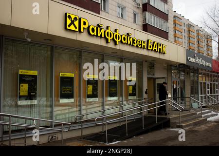 Moskau, Russland. 18. Februar 2023. Ein Mann verlässt ein Büro der Raiffeisen Bank in Moskau. Die Medien berichten, dass die USA Das Finanzministerium hat eine Prüfung der österreichischen Raiffeisen Bank International über ihre Geschäfte mit Russland eingeleitet. Laut Aussage der Bank hat Washington um Klärung des Zahlungsgeschäfts und der damit verbundenen Prozesse gebeten. (Foto: Vlad Karkov/SOPA Images/Sipa USA) Guthaben: SIPA USA/Alamy Live News Stockfoto