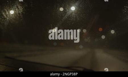 Faszinierende, verschwommene Bokeh-Straßenbeleuchtung: Wunderschöne, bewegliche Frontfenster Hintergrundaufnahmen für Reisen, Stadtlandschaft, städtischen Lebensstil und Nachtleben Con Stockfoto