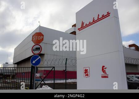 Moskau, Russland. 18. Februar 2023. Das Moskvitch-Logo ist im Werk des Unternehmens in Moskau zu sehen. Das ehemalige Renault-Werk in Moskau wurde 2022 offiziell in Moskvitch umbenannt, nachdem es eine sowjetische und später russische Automobilmarke war. Renault übertrug im Mai 2022 sein russisches Vermögen auf den Staat und die Regierung von Moskau. Die Produktion im Werk des Unternehmens in Moskau wurde erstmals Ende Februar 2022 für eine Woche aufgrund von Unterbrechungen bei der Lieferung von Bauteilen eingestellt. Ende März 2022 kündigte Renault die Einstellung der Geschäftstätigkeit in Russland an. (Kreditbild: © Vlad Karkov/SOPA Images Stockfoto