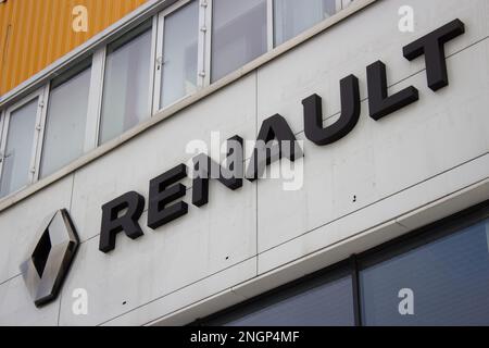 Moskau, Russland. 18. Februar 2023. Das Renault-Logo ist im Händlerzentrum des Unternehmens in Moskau zu sehen. Renault übertrug im Mai 2022 sein russisches Vermögen auf den Staat und die Regierung von Moskau. (Kreditbild: © Vlad Karkov/SOPA Images via ZUMA Press Wire) NUR REDAKTIONELLE VERWENDUNG! Nicht für den kommerziellen GEBRAUCH! Stockfoto