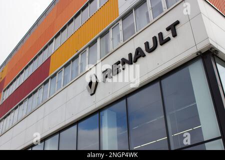 Moskau, Russland. 18. Februar 2023. Das Renault-Logo ist im Händlerzentrum des Unternehmens in Moskau zu sehen. Renault übertrug im Mai 2022 sein russisches Vermögen auf den Staat und die Regierung von Moskau. (Kreditbild: © Vlad Karkov/SOPA Images via ZUMA Press Wire) NUR REDAKTIONELLE VERWENDUNG! Nicht für den kommerziellen GEBRAUCH! Stockfoto