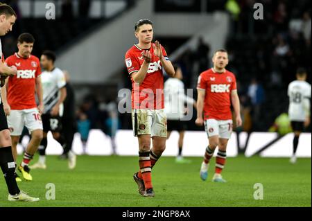 Pride Park, Derby, Derbyshire, Großbritannien. 18. Februar 2023. League One Football, Derby County gegen Charlton Athletic; George Dobson von Charlton Athletic applaudiert den Fans seines Teams nach der letzten Pfeife. Credit: Action Plus Sports/Alamy Live News Stockfoto