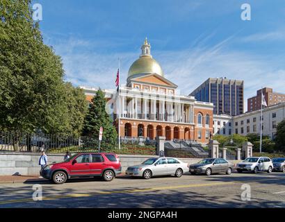 Das Massachusetts State House auf dem Beacon Hill aus Stein und rotem Ziegelstein ist mit einer vergoldeten Kuppel gekrönt. Stockfoto