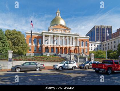 Das Massachusetts State House auf dem Beacon Hill aus Stein und rotem Ziegelstein ist mit einer vergoldeten Kuppel gekrönt. Stockfoto