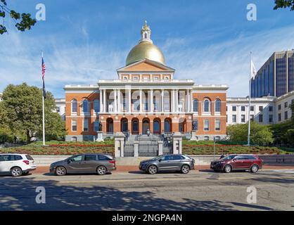 Das Massachusetts State House auf dem Beacon Hill aus Stein und rotem Ziegelstein ist mit einer vergoldeten Kuppel gekrönt. Stockfoto