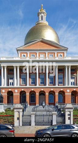 Das Massachusetts State House auf dem Beacon Hill aus Stein und rotem Ziegelstein ist mit einer vergoldeten Kuppel gekrönt. Stockfoto