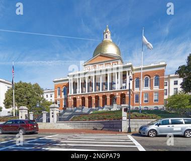 Das Massachusetts State House auf dem Beacon Hill aus Stein und rotem Ziegelstein ist mit einer vergoldeten Kuppel gekrönt. Stockfoto