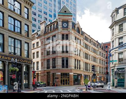 Das State Street Financial Center überragt das historische Bedford Building, von der Kreuzung Lincoln Street und Summer Street aus gesehen. Stockfoto