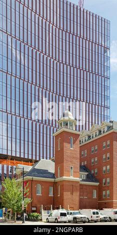 DAS MIT Museum ist die Kulisse für das Kendall Hotel, das um eine ehemalige Feuerwache an der Main Street von Cambridge gebaut wurde. Der Turm mit Kuppel war einmal getrocknet. Stockfoto