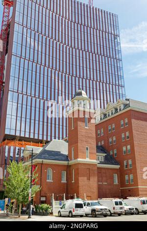 DAS MIT Museum ist die Kulisse für das Kendall Hotel, das um eine ehemalige Feuerwache an der Main Street von Cambridge gebaut wurde. Der Turm mit Kuppel war einmal getrocknet. Stockfoto