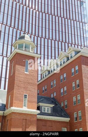 DAS MIT Museum ist die Kulisse für das Kendall Hotel, das um eine ehemalige Feuerwache an der Main Street von Cambridge gebaut wurde. Der Turm mit Kuppel war einmal getrocknet. Stockfoto