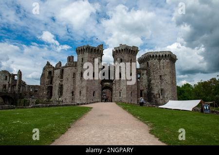 Raglan Castle (Walisisch: Castell Rhaglan) ist eine spätmittelalterliche Burg nördlich des Dorfes Raglan in der Grafschaft Monmouthshire in Südwales. Stockfoto