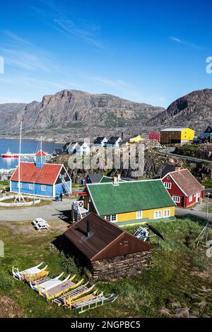 Blick auf die Bethel-Kirche, blaues Gebäude aus dem Jahr 1775, im Stadtzentrum von Sisimiut, Grönland. Stockfoto