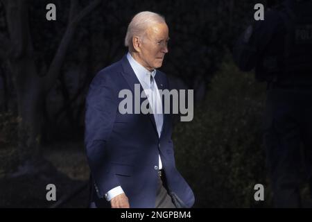 Washington, Usa. 18. Februar 2023. US-Präsident Joe Biden verlässt das Unternehmen, nachdem er am Samstag, den 18. Februar 2023, an einer Messe auf dem Campus der Georgetown University in Washington, DC teilgenommen hat. Foto: Michael Reynolds/UPI Credit: UPI/Alamy Live News Stockfoto