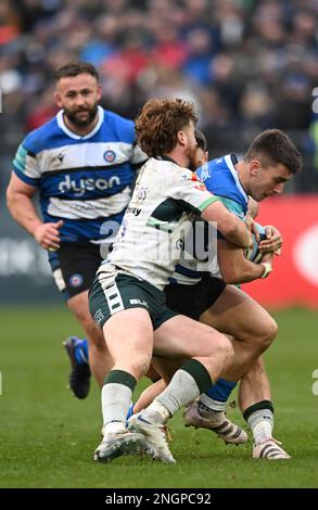 18. Februar 2023, The Recreation Ground, Bath, Somerset, England; Gallagher Premiership Rugby, Bath gegen London Irish; Rory Jennings von London Irish greift Cameron Redpath von Bath an Stockfoto