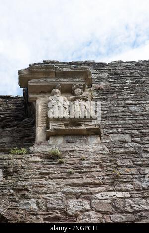 Raglan Castle (Walisisch: Castell Rhaglan) ist eine spätmittelalterliche Burg nördlich des Dorfes Raglan in der Grafschaft Monmouthshire in Südwales. Stockfoto