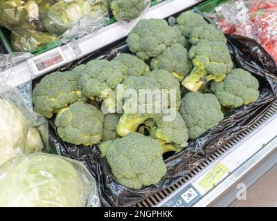 Seoul, Korea – FEB. 18, 2023 : frischer Brokkoli im Supermarkt Stockfoto