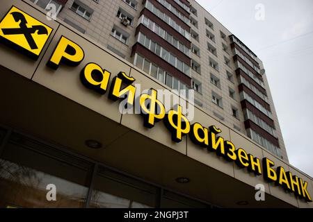 Moskau, Russland. 18. Februar 2023. Ein Logo der Raiffeisen Bank ist in einem der Bankfilialen in Moskau zu sehen. Die Medien berichten, dass die USA Das Finanzministerium hat eine Prüfung der österreichischen Raiffeisen Bank International über ihre Geschäfte mit Russland eingeleitet. Laut Aussage der Bank hat Washington um Klärung des Zahlungsgeschäfts und der damit verbundenen Prozesse gebeten. (Kreditbild: © Vlad Karkov/SOPA Images via ZUMA Press Wire) NUR REDAKTIONELLE VERWENDUNG! Nicht für den kommerziellen GEBRAUCH! Stockfoto