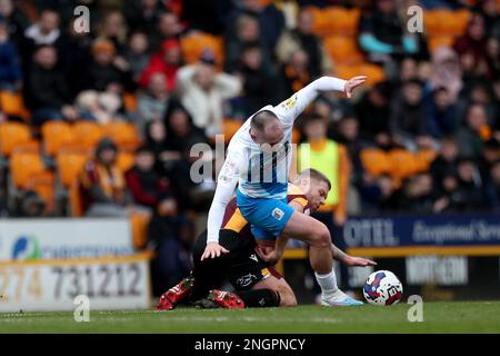 Josh Kay von Barrow kämpft am Samstag, den 18. Februar 2023, um sein Eigentum mit Adam Clayton aus Bradford City beim Sky Bet League 2-Spiel zwischen Bradford City und Barrow im University of Bradford Stadium in Bradford. (Foto: Mark Fletcher | MI News) Guthaben: MI News & Sport /Alamy Live News Stockfoto