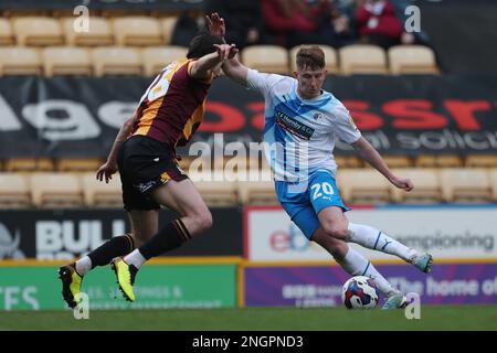 Barrows GED Garner in Aktion mit Sam Stubbs von Bradford City während des Sky Bet League 2-Spiels zwischen Bradford City und Barrow am Samstag, den 18. Februar 2023, im University of Bradford Stadium in Bradford. (Foto: Mark Fletcher | MI News) Guthaben: MI News & Sport /Alamy Live News Stockfoto