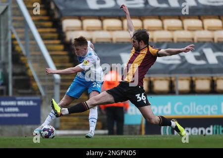 Barrows GED Garner in Aktion mit Sam Stubbs von Bradford City während des Sky Bet League 2-Spiels zwischen Bradford City und Barrow am Samstag, den 18. Februar 2023, im University of Bradford Stadium in Bradford. (Foto: Mark Fletcher | MI News) Guthaben: MI News & Sport /Alamy Live News Stockfoto