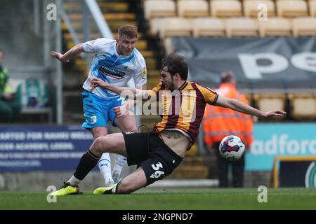 Barrows GED Garner in Aktion mit Sam Stubbs von Bradford City während des Sky Bet League 2-Spiels zwischen Bradford City und Barrow am Samstag, den 18. Februar 2023, im University of Bradford Stadium in Bradford. (Foto: Mark Fletcher | MI News) Guthaben: MI News & Sport /Alamy Live News Stockfoto