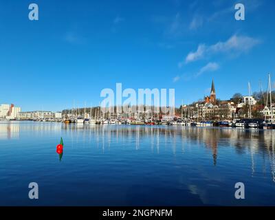 Flensburg, Deutschland - 18. Februar 2023: Blick auf den historischen Hafen von Flensburg bei schönem Wetter. Stockfoto