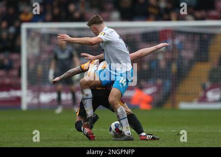 Barrow's Harrison Neal kämpft am Samstag, den 18. Februar 2023, beim Sky Bet League 2-Spiel zwischen Bradford City und Barrow im University of Bradford Stadium, Bradford, um seinen Besitz mit Adam Clayton aus Bradford City. (Foto: Mark Fletcher | MI News) Guthaben: MI News & Sport /Alamy Live News Stockfoto