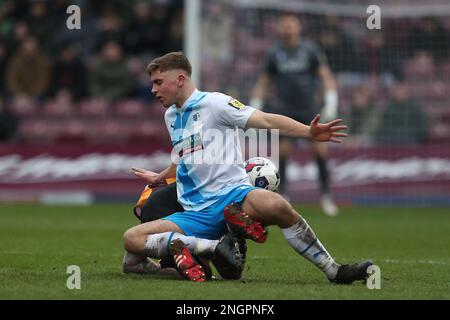 Barrow's Harrison Neal kämpft am Samstag, den 18. Februar 2023, beim Sky Bet League 2-Spiel zwischen Bradford City und Barrow im University of Bradford Stadium, Bradford, um seinen Besitz mit Adam Clayton aus Bradford City. (Foto: Mark Fletcher | MI News) Guthaben: MI News & Sport /Alamy Live News Stockfoto