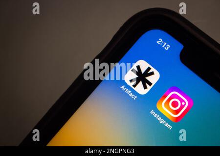 Artefaktsymbol (Artifact.News) mit Instagram-Symbol auf dem iPhone. Artifact ist eine AI-Tech-News-App von den Mitbegründern Kevin Systrom und Mike Krieger von Instagram Stockfoto