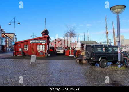 Flensburg, Deutschland - 18. Februar 2023: Blick auf den historischen Hafen von Flensburg bei schönem Wetter. Stockfoto