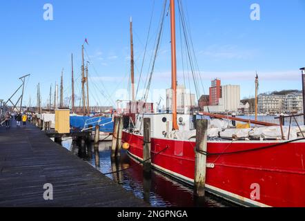 Flensburg, Deutschland - 18. Februar 2023: Blick auf den historischen Hafen von Flensburg bei schönem Wetter. Stockfoto