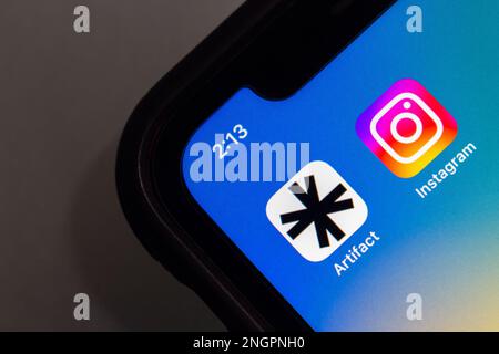 Artefaktsymbol (Artifact.News) mit Instagram-Symbol auf dem iPhone. Artifact ist eine AI-Tech-News-App von den Mitbegründern Kevin Systrom und Mike Krieger von Instagram Stockfoto
