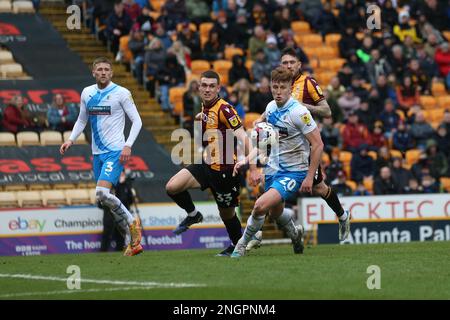 Barrows GED Garner in Aktion mit Dara Costelloe von Bradford City während des Spiels der Sky Bet League 2 zwischen Bradford City und Barrow am Samstag, den 18. Februar 2023, im University of Bradford Stadium in Bradford. (Foto: Mark Fletcher | MI News) Guthaben: MI News & Sport /Alamy Live News Stockfoto