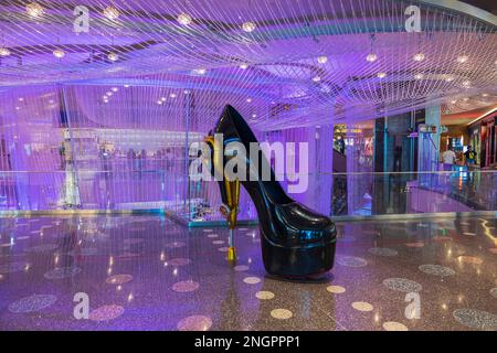 Wunderschöner Innenblick auf Cosmopolitan. Riesiger schwarzer Schuh mit hohem Absatz als eine der größten Fotogelegenheiten auf dem Las Vegas Strip. In Las Vegas. USA. Stockfoto