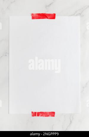 Ein leeres Blatt A4-Papier auf Marmorhintergrund Stockfoto