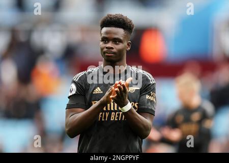 Birmingham, Großbritannien. 18. Februar 2023. Bukayo Saka von Arsenal feiert, nachdem seine Teams gewonnen haben. Spiel der Premier League, Aston Villa gegen Arsenal im Villa Park in Birmingham am Samstag, den 18. Februar 2023. Dieses Bild darf nur zu redaktionellen Zwecken verwendet werden. Nur redaktionelle Verwendung, Lizenz für kommerzielle Verwendung erforderlich. Keine Verwendung bei Wetten, Spielen oder Veröffentlichungen von Clubs/Ligen/Spielern. Bild von Andrew Orchard/Andrew Orchard Sportfotografie/Alamy Live News Kredit: Andrew Orchard Sportfotografie/Alamy Live News Stockfoto