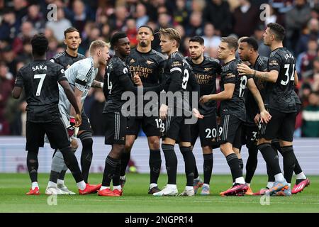 Birmingham, Großbritannien. 18. Februar 2023. Arsenal-Spieler sind dem Spiel voraus. Spiel der Premier League, Aston Villa gegen Arsenal im Villa Park in Birmingham am Samstag, den 18. Februar 2023. Dieses Bild darf nur zu redaktionellen Zwecken verwendet werden. Nur redaktionelle Verwendung, Lizenz für kommerzielle Verwendung erforderlich. Keine Verwendung bei Wetten, Spielen oder Veröffentlichungen von Clubs/Ligen/Spielern. Bild von Andrew Orchard/Andrew Orchard Sportfotografie/Alamy Live News Kredit: Andrew Orchard Sportfotografie/Alamy Live News Stockfoto