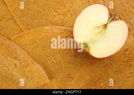 Apfel auf köstlichem Obstleder, Draufsicht. Platz für Text Stockfoto