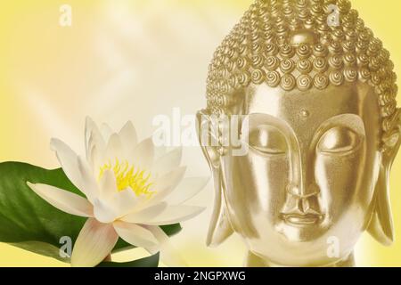 Wunderschöne goldene Buddha-Skulptur und Lotusblume auf farbigem Hintergrund Stockfoto